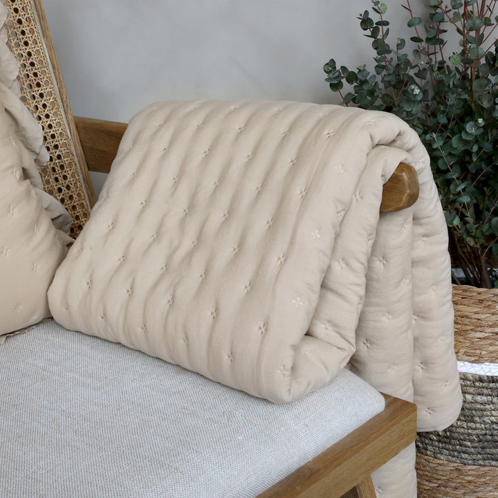 Chic Antique Aix Soft Quilt in Leinen dekoriert auf Sofa im Hygge-Wohnstil
