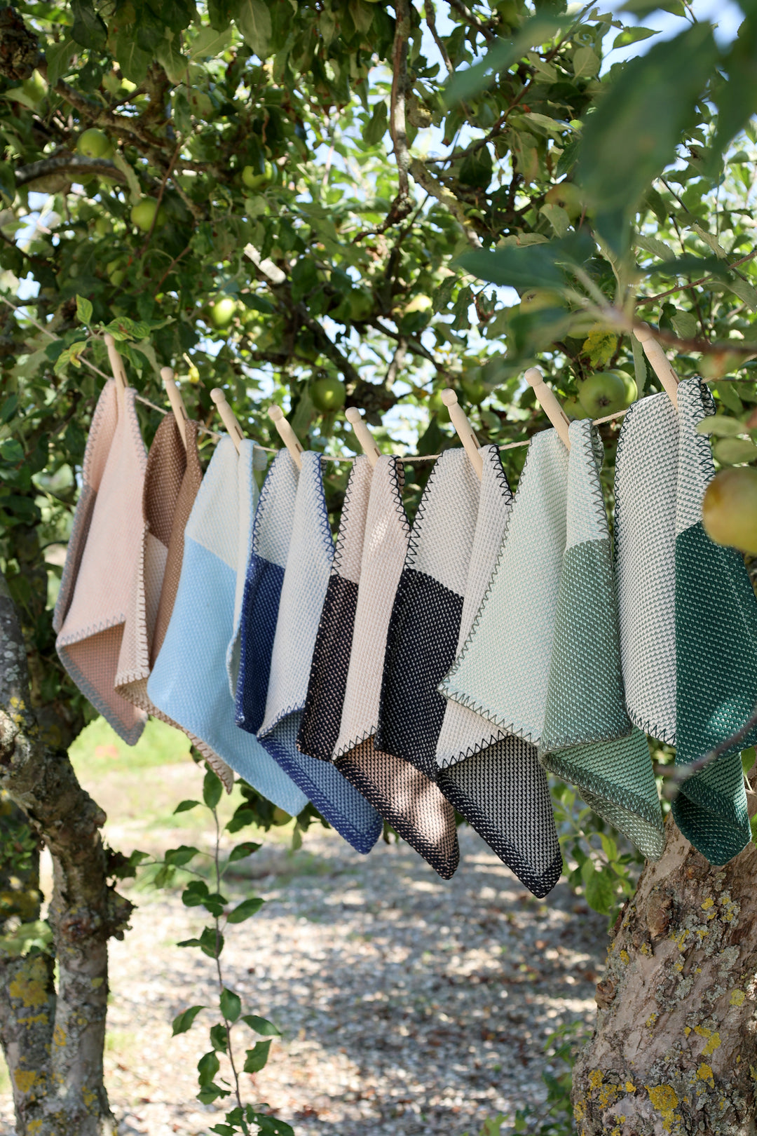 Chic Antique Aix Spültücher jacquardgewebt an einer Leine im Apfelbaum im skandinavischen Landhausstil