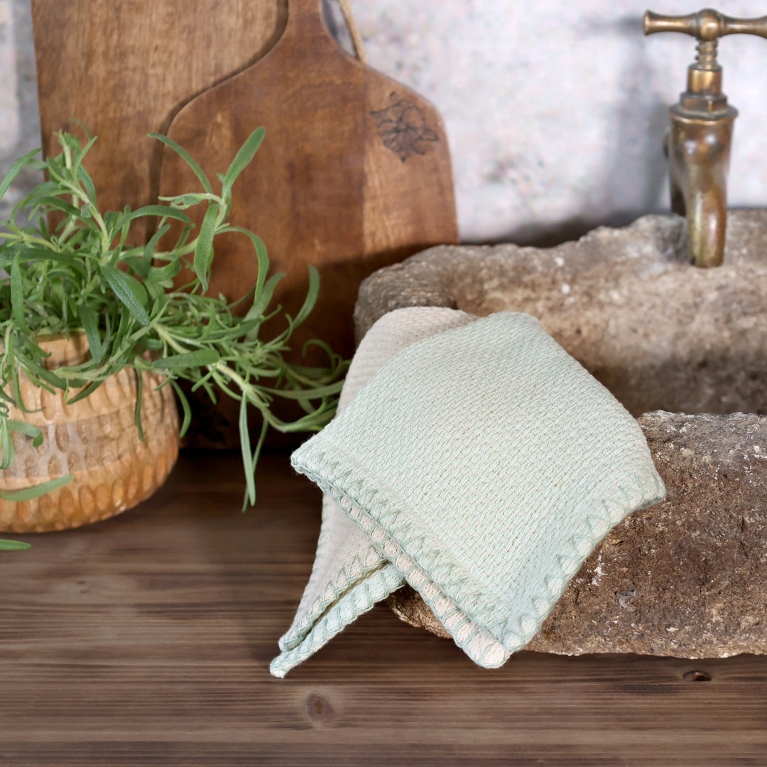 Chic Antique Aix Spültuch Verte & Creme aus Baumwolle in skandinavischer Küche am Waschbecken dekoriert