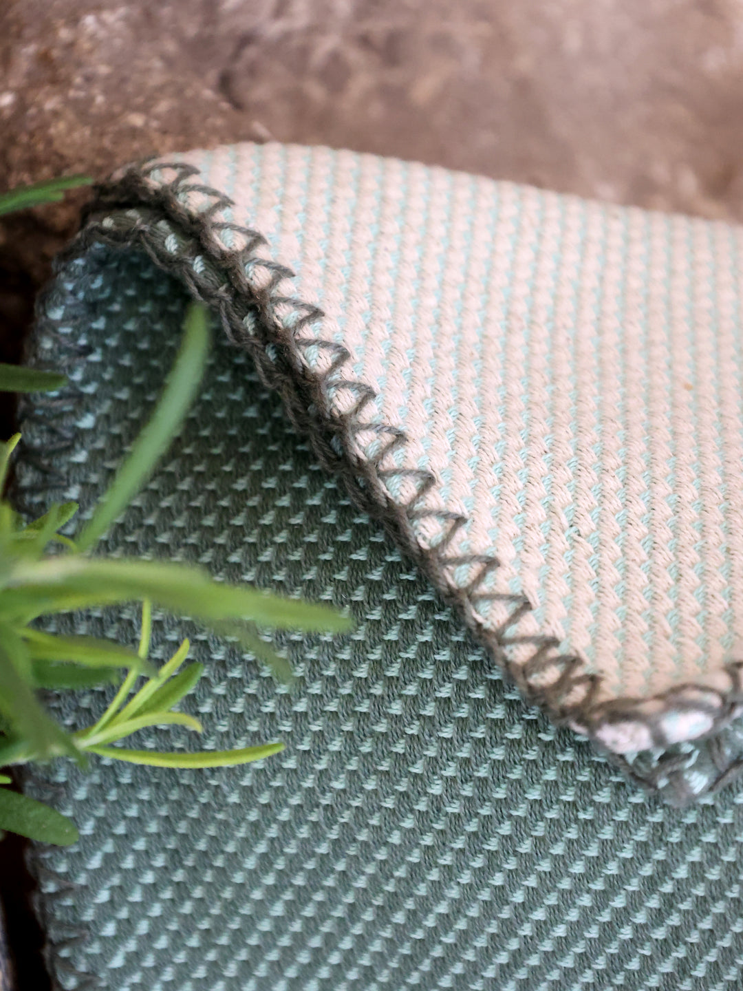 Detailaufnahme des Chic Antique Aix Spültuchs Verte & Olive mit jacquardgewebter Struktur aus Baumwolle