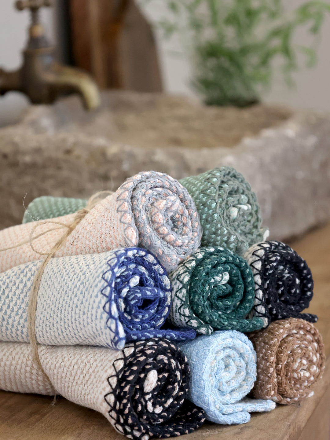 Chic Antique Aix Spültuch Verte & Olive gerollt mit weiteren jacquardgewebten Spültüchern im skandinavischen Landhausstil