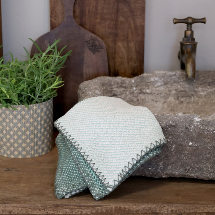 Chic Antique Aix Spültuch Verte & Olive in einer skandinavischen Landhausküche dekoriert neben Naturstein-Spülbecken