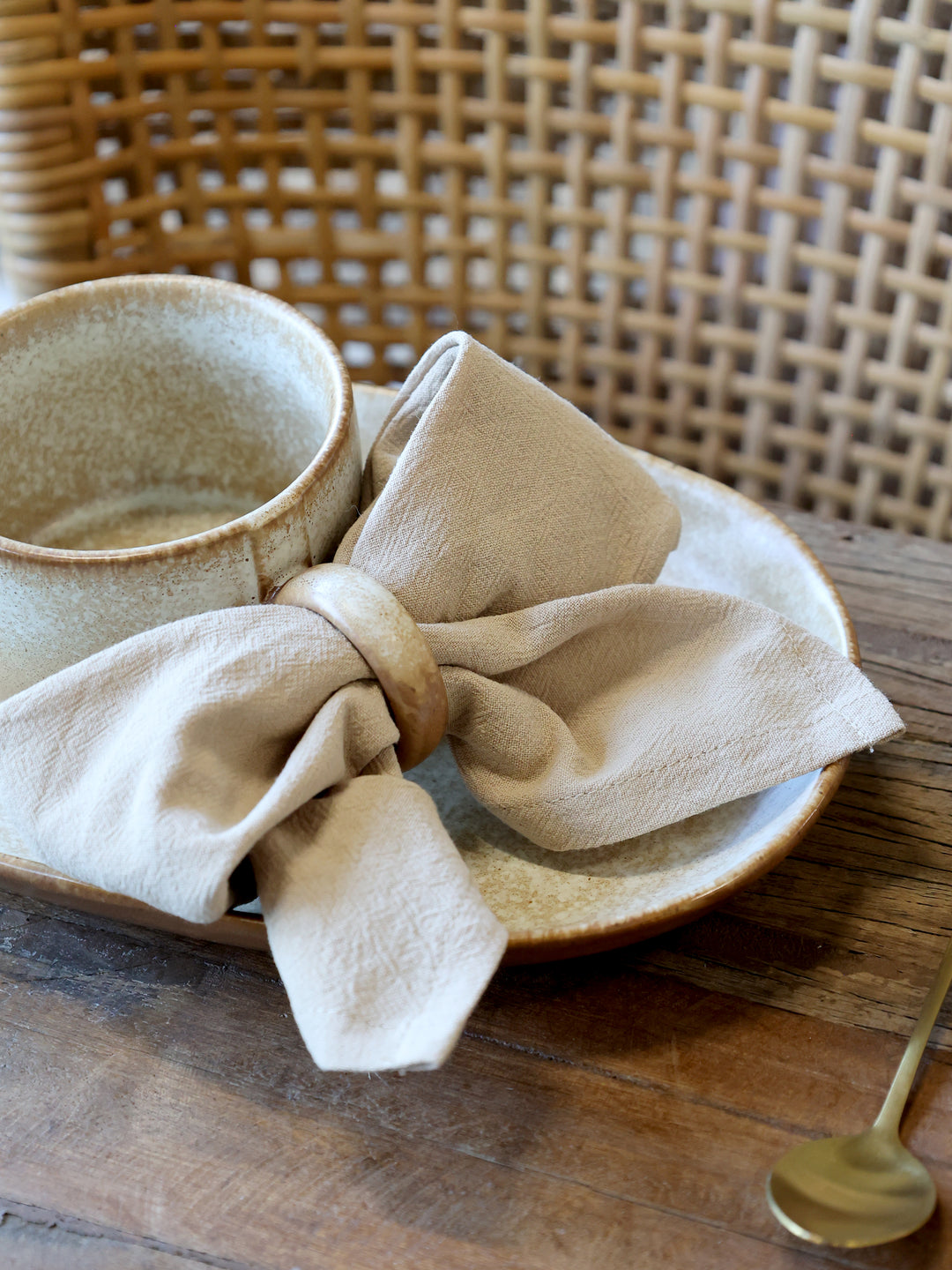 Chic Antique Aix Stoffserviette Leinen mit Serviettenring auf rustikal gedecktem Tisch