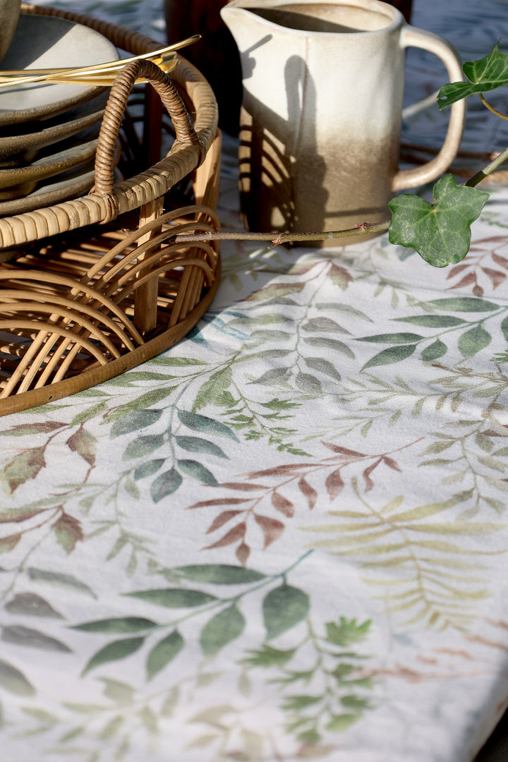 Detailaufnahme der Chic Antique Aix Tischdecke Creme mit filigranem Blattmuster im skandinavischen Stil