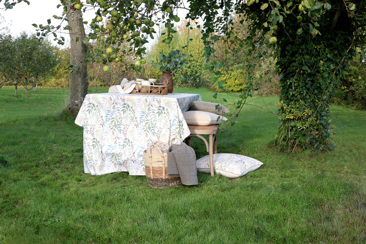 Chic Antique Aix Tischdecke Creme mit Blattmuster dekoriert auf Gartentisch im Landhausstil