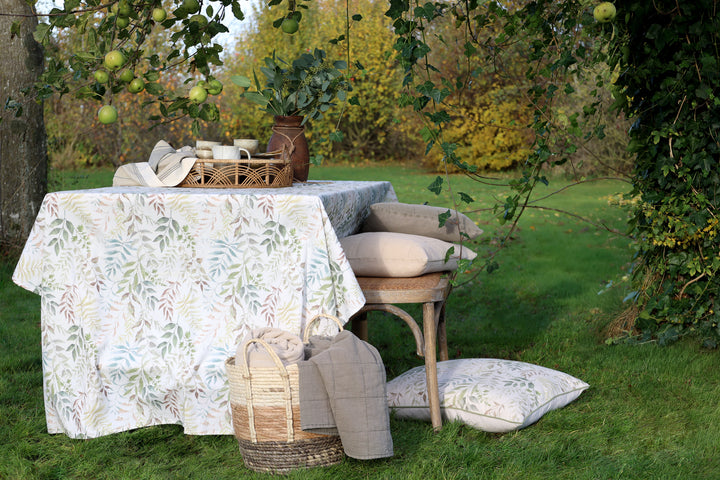 Chic Antique Aix Tischdecke Creme mit Blattmuster kombiniert mit Naturmaterialien im skandinavischen Landhausstil