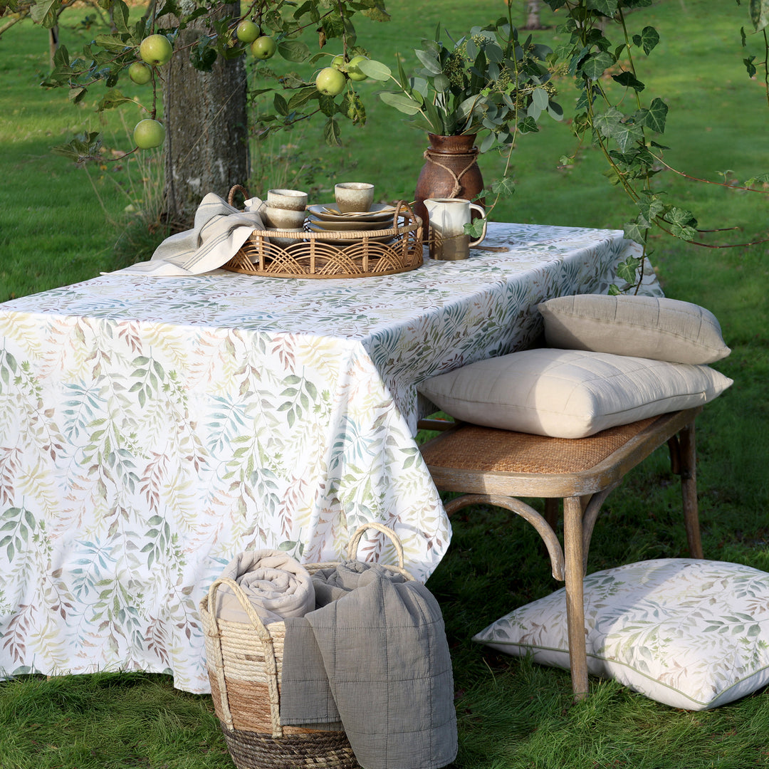 Große Chic Antique Aix Tischdecke mit Blattmuster auf stilvoll gedecktem Outdoor-Esstisch