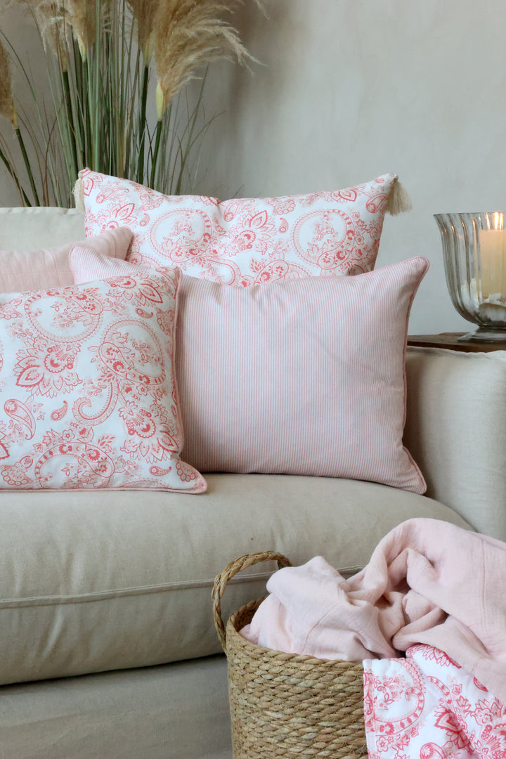 Chic Antique Aix Vintage Kissen und Quilt mit rosa weißem Paisley Muster auf hellem Sofa