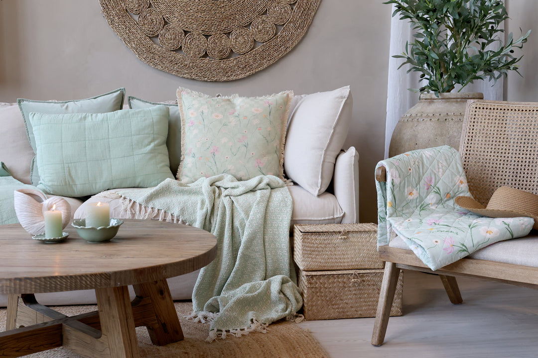 Grüner Chic Antique Quilt im skandinavischen Wohnzimmer mit Kissen und Landhausstil Dekoration
