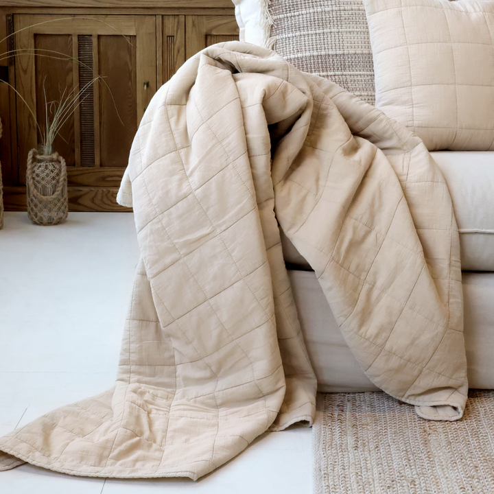 Chic Antique Quilt leinen drapiert über Sofa skandinavischer Wohnstil