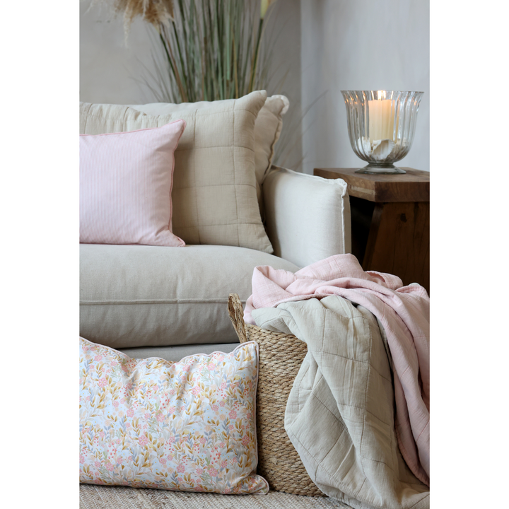 Chic Antique Aix Vintage Quilt leinen auf Sofa mit Kissen Hygge Wohnstil Detail