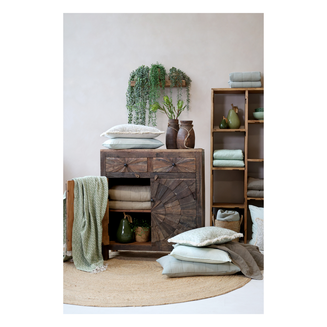 Chic Antique Quilt opal auf Kommode mit Kissen und Textilien Landhausstil