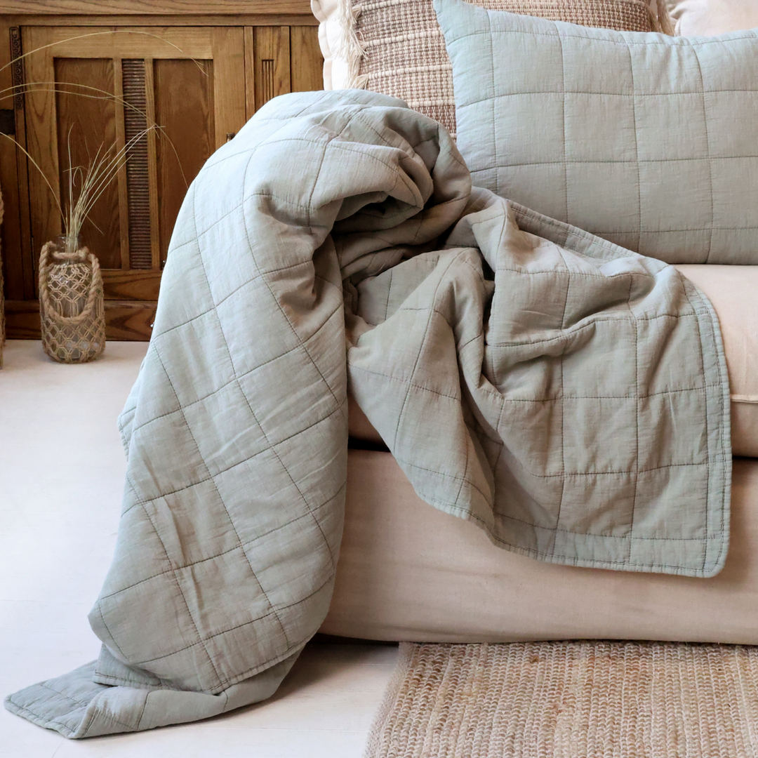 Chic Antique Quilt opal drapiert auf Sofa skandinavischer Wohnstil