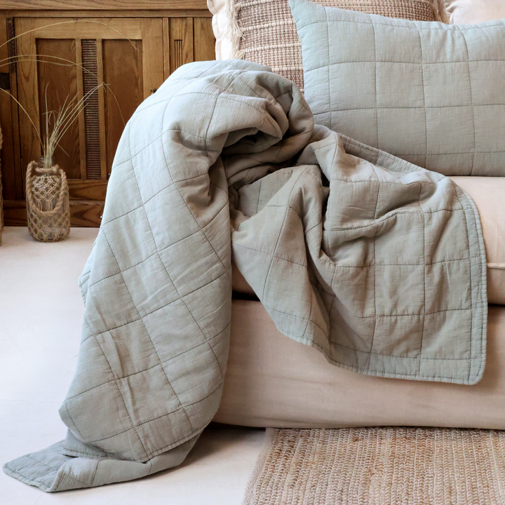 Chic Antique Quilt opal drapiert auf Sofa skandinavischer Wohnstil