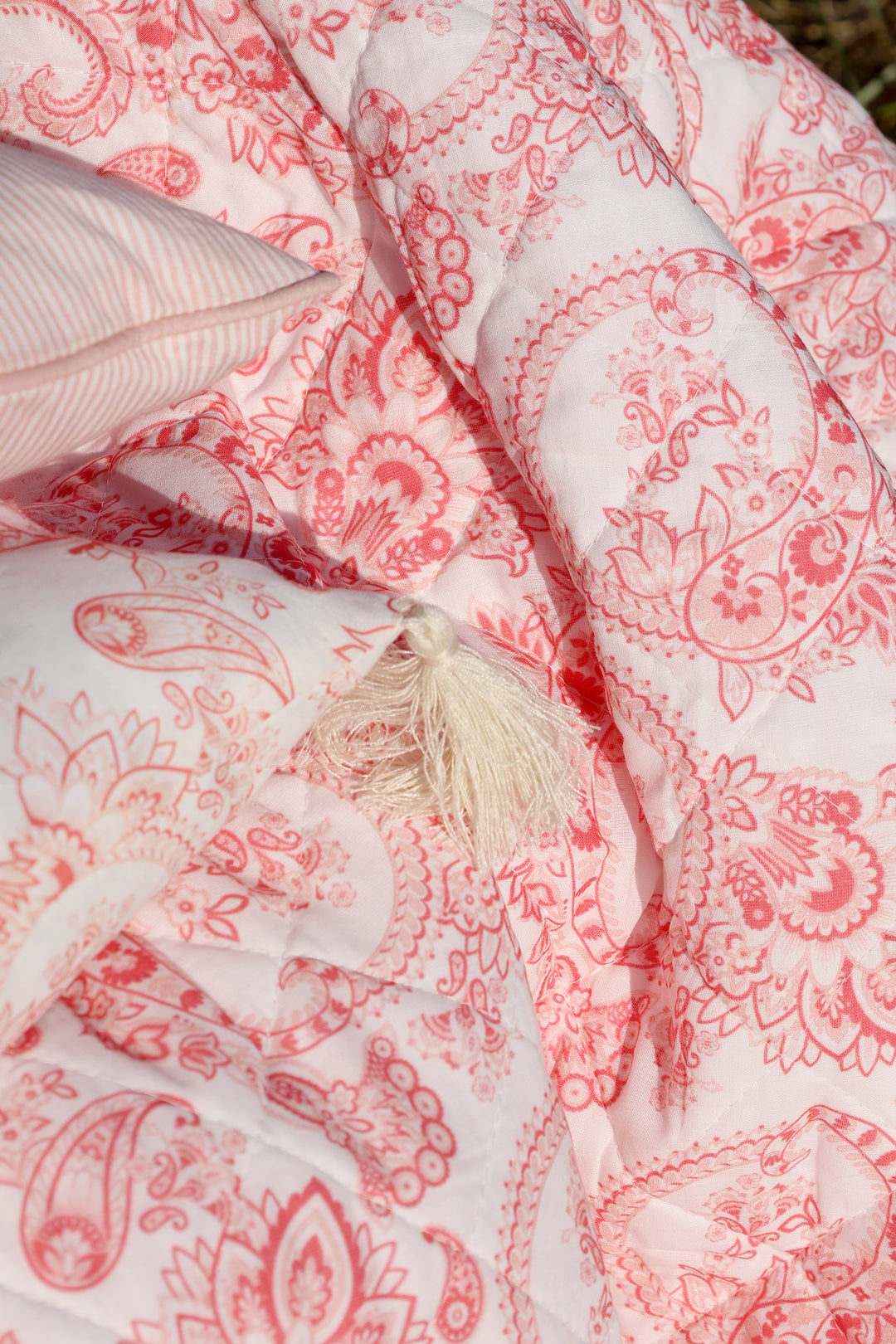 Chic Antique Aix Vintage Quilt mit rosa weißem Paisley Muster im Detail aus Baumwolle