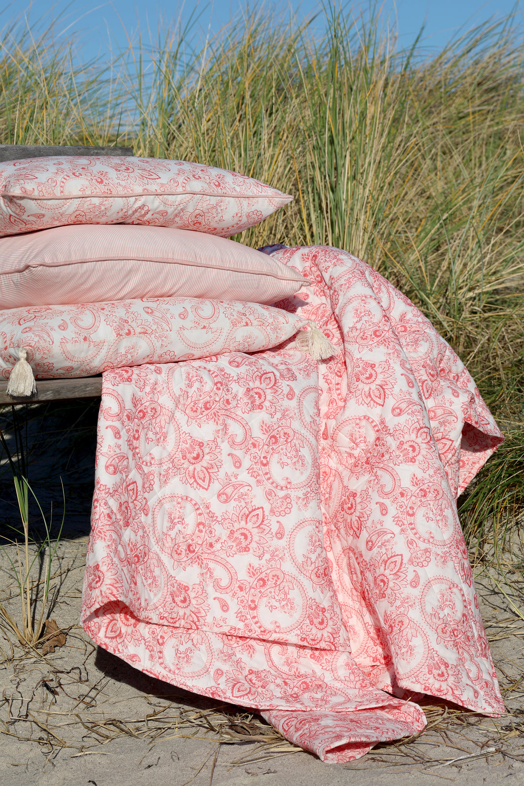 Chic Antique Aix Vintage Quilt mit Paisley Motiv in Rosa und Weiß am Strand dekoriert