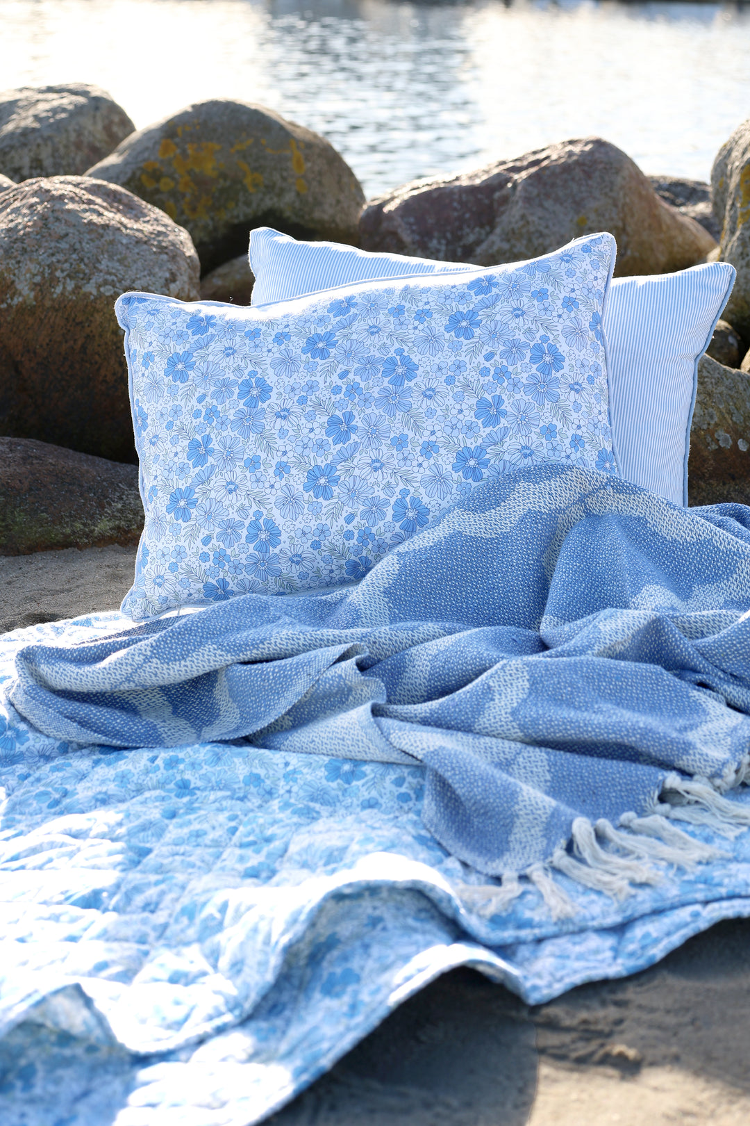 Detailaufnahme des Chic Antique Aix Vintage Quilts in Sky Blue mit floralem Muster und Streifenkissen