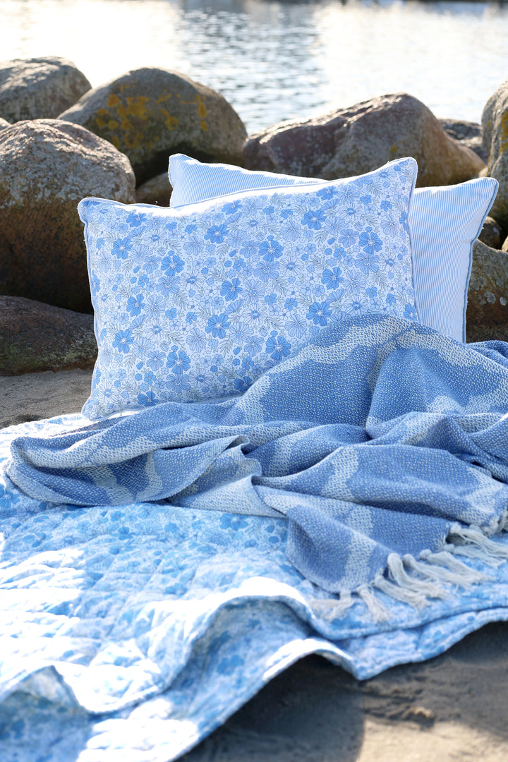 Detailaufnahme des Chic Antique Aix Vintage Quilts in Sky Blue mit floralem Muster und Streifenkissen