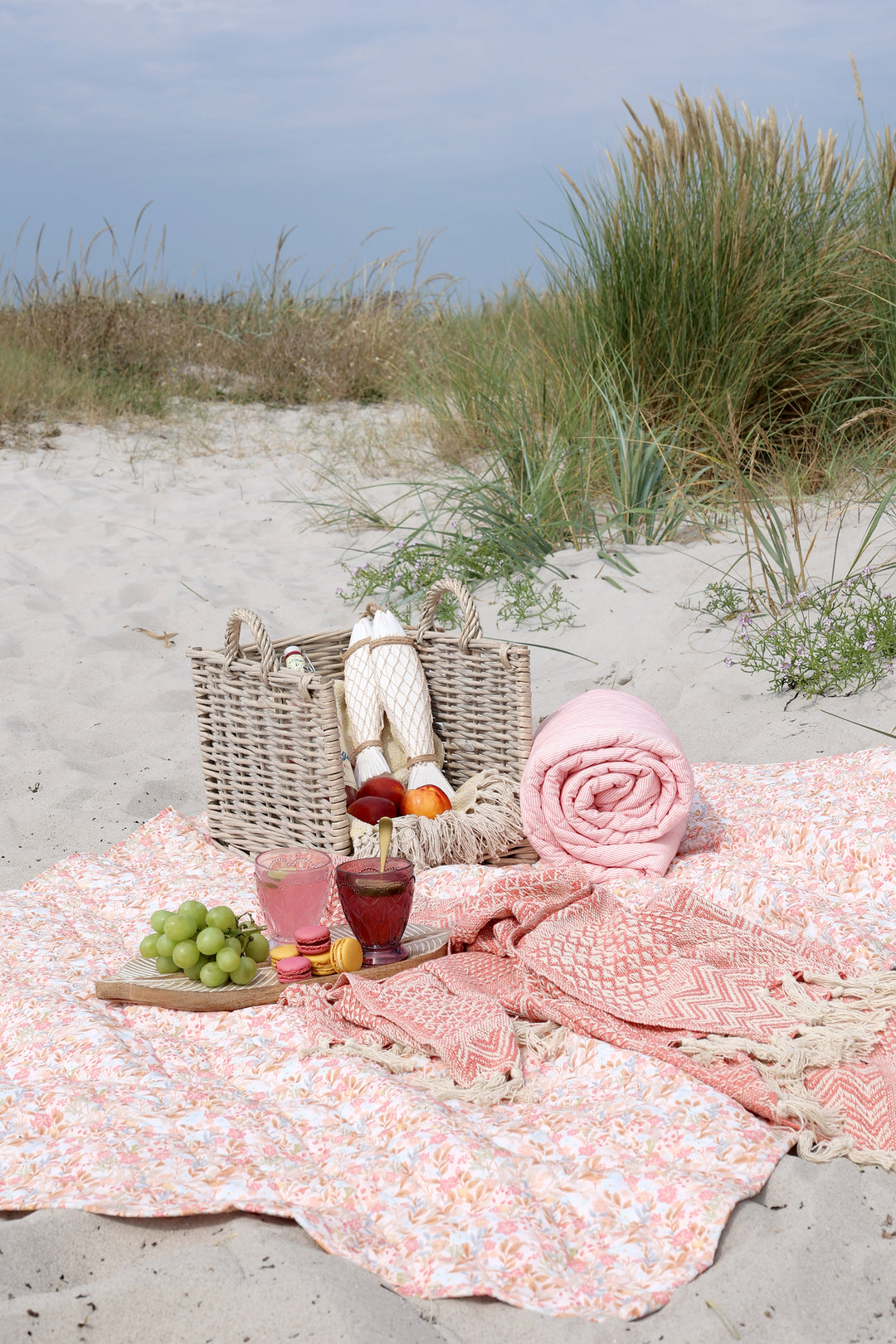 Skandinavischer Baumwollquilt von Chic Antique mit floralem Muster in Rosa und Sky Blue am Strand