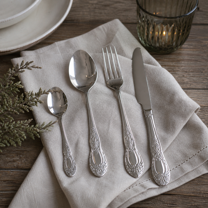 Chic Antique Besteck Set Silber glänzend mit Dekor auf Leinentuch im Landhausstil