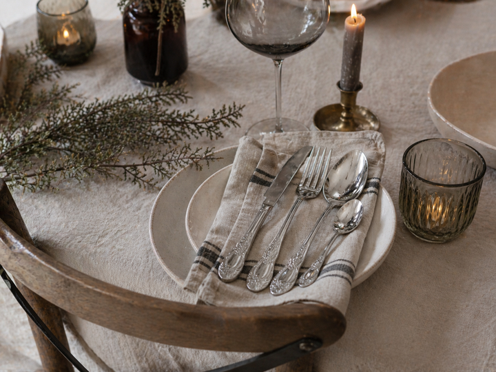 Chic Antique Besteck Set Silber glänzend mit Dekor auf gedecktem Tisch im Landhausstil