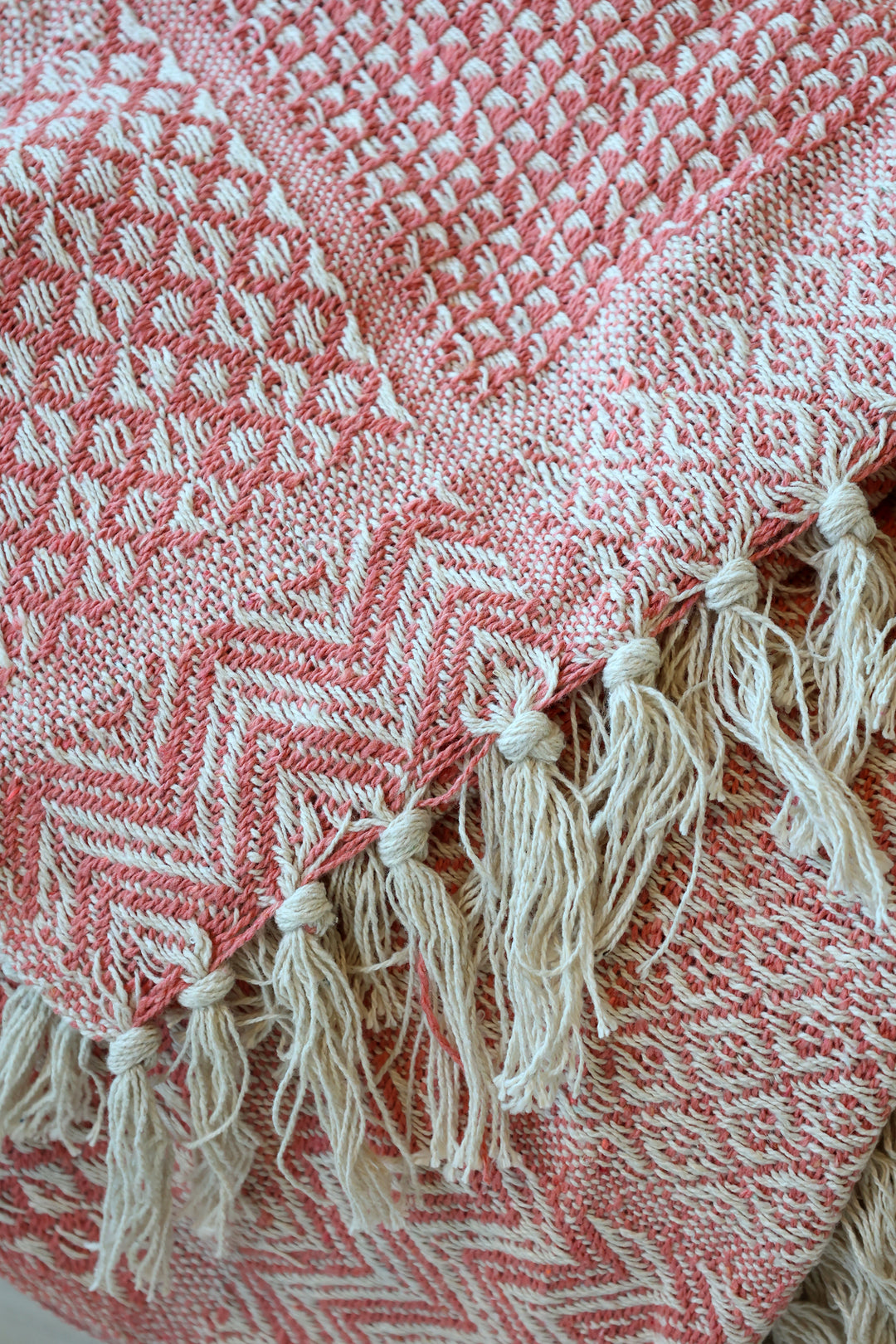 Chic Antique Decke Aix Coral Blush aus Garnüberschüssen und recycelten Fasern