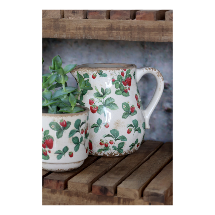 Chic Antique Fraises Kanne mit Erdbeeren aus Keramik als dekorative Vase neben Pflanze im Landhausstil
