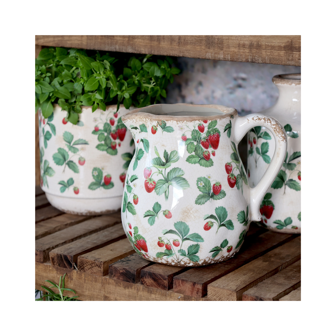 Chic Antique Fraises Kanne mit Erdbeermotiv aus Keramik kombiniert mit Blumentöpfen auf Holzregal im Landhausstil