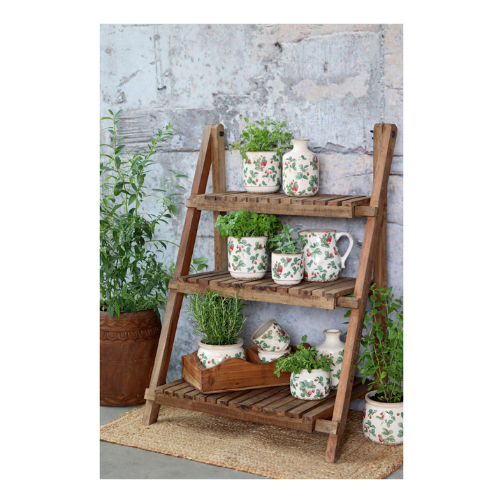 Chic Antique Fraises Keramik Kanne mit Erdbeermotiv im Set auf Holzregal mit Pflanzen im skandinavischen Landhausstil
