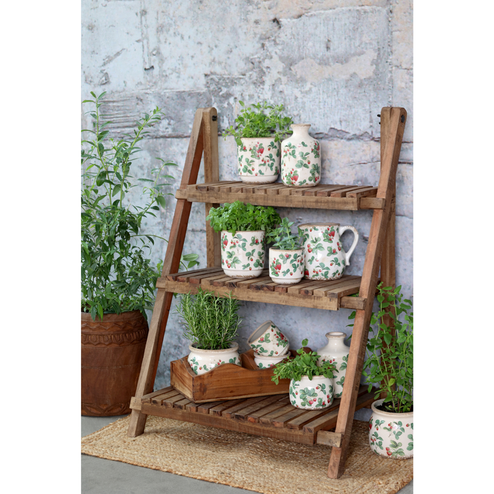 Chic Antique Fraises Serie mit Übertöpfen und Keramik im Erdbeerdesign dekoriert im Landhausstil
