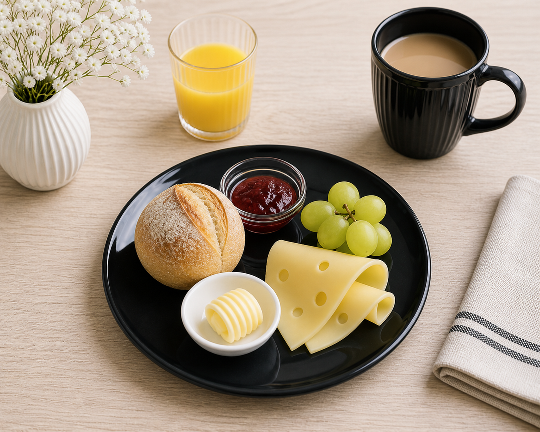 Chic Antique Frühstücksteller Calais schwarz 20 cm mit Brötchen, Marmelade und Käse auf hellem Holztisch im Landhausstil