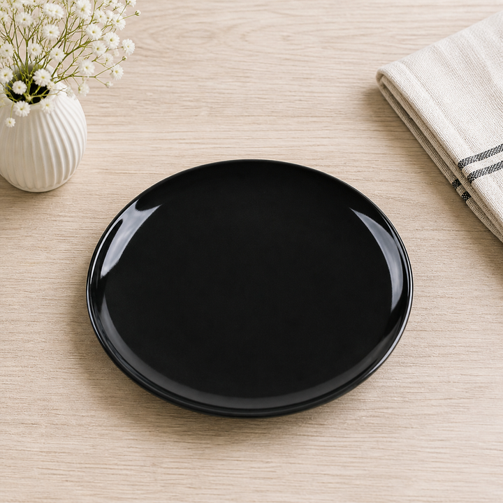 Chic Antique Frühstücksteller Calais schwarz 20 cm auf hellem Holztisch im Landhausstil, minimal und clean