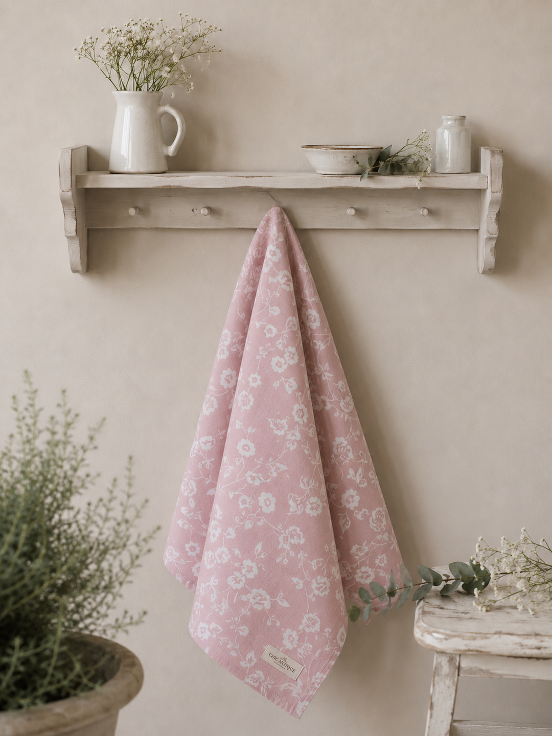 Chic Antique Geschirrtuch mit rosa Blumenmuster an weißem Wandregal im skandinavischen Landhausstil dekoriert