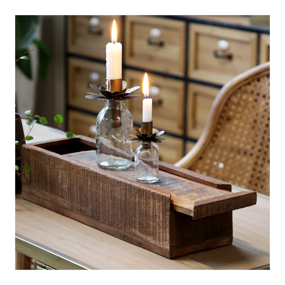 Chic Antique Grimaud Holzkasten Masala aus recyceltem Holz mit Kerzen dekoriert als stilvolle Tischdekoration im Landhausstil