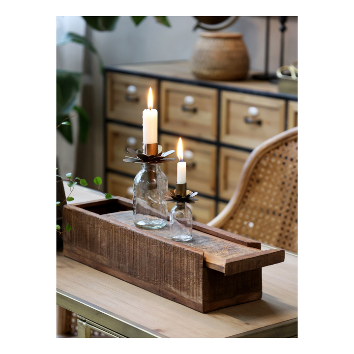 Chic Antique Grimaud Holzkasten Masala aus recyceltem Holz mit Kerzen und Glasflaschen dekoriert im skandinavischen Landhausstil