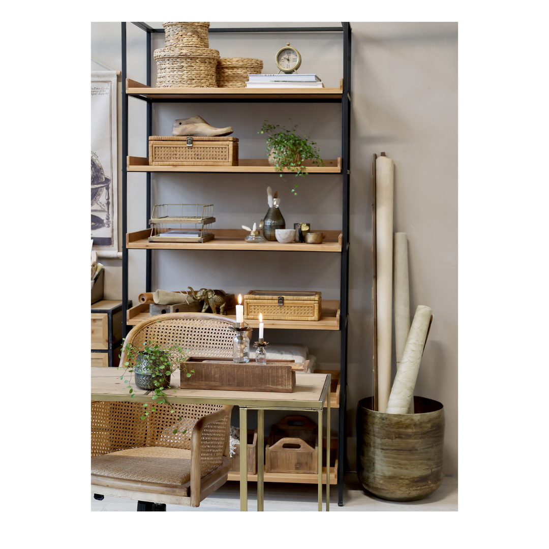 Chic Antique Grimaud Holzkasten Masala aus recyceltem Holz als dekoratives Element im Wohnraum auf Tisch vor Regal im skandinavischen Stil