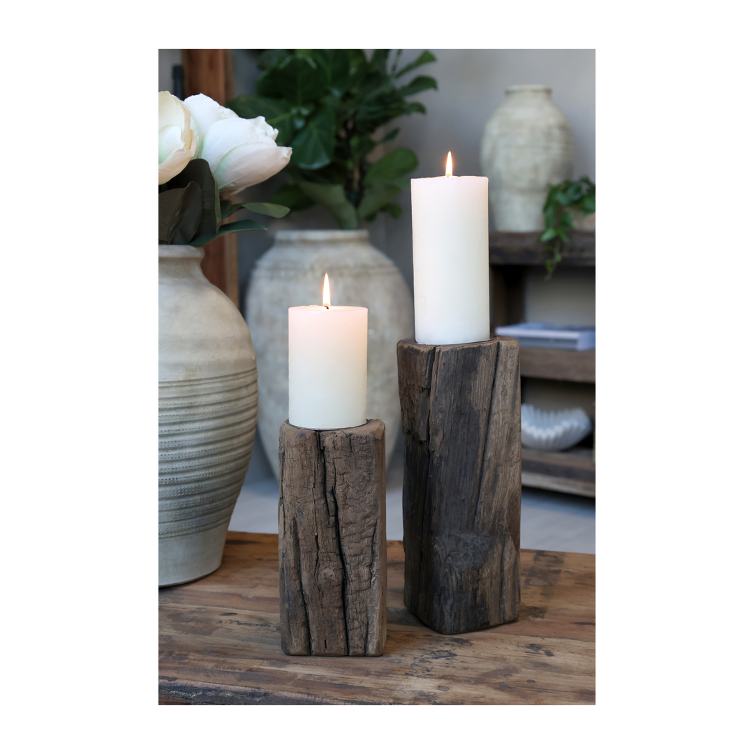 Detailaufnahme der Chic Antique Grimaud Kerzenständer aus Holz mit brennenden Kerzen