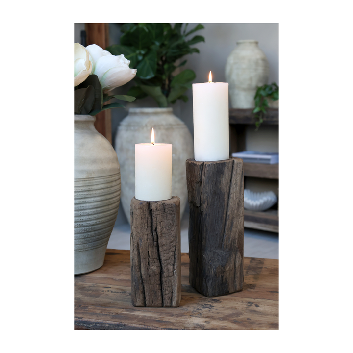 Detailaufnahme der Chic Antique Grimaud Kerzenständer aus Holz mit brennenden Kerzen