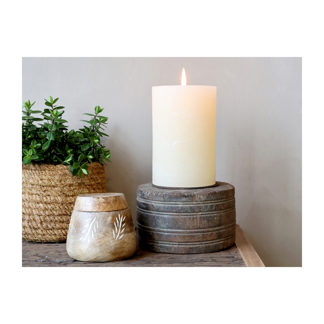 Chic Antique Grimaud Kerzenständer mit Kerze kombiniert mit Holzdeko im skandinavischen Landhausstil