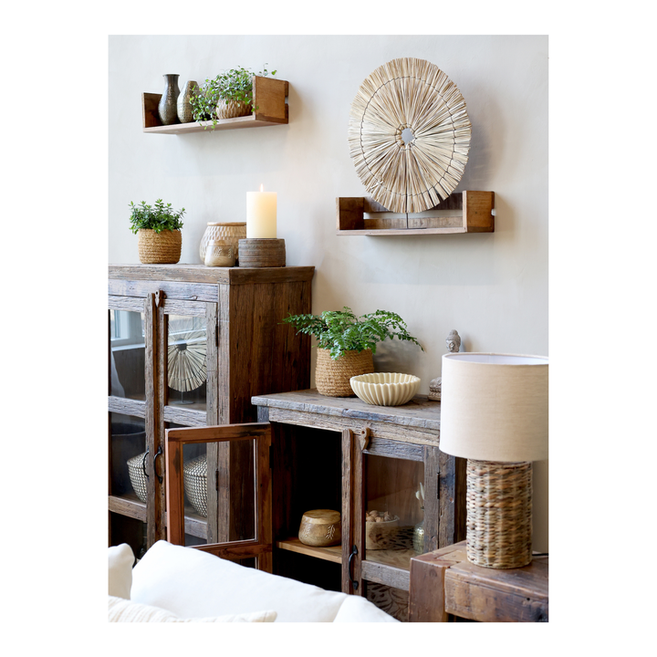 Chic Antique Grimaud Kerzenständer aus Holz und Eisen dekoriert im skandinavischen Wohnzimmer mit Möbeln im Landhausstil