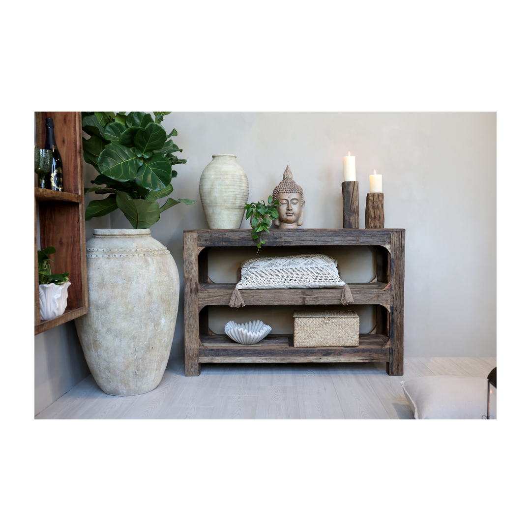 Kerzenständer Grimaud von Chic Antique auf Holzregal im skandinavischen Landhausstil dekoriert