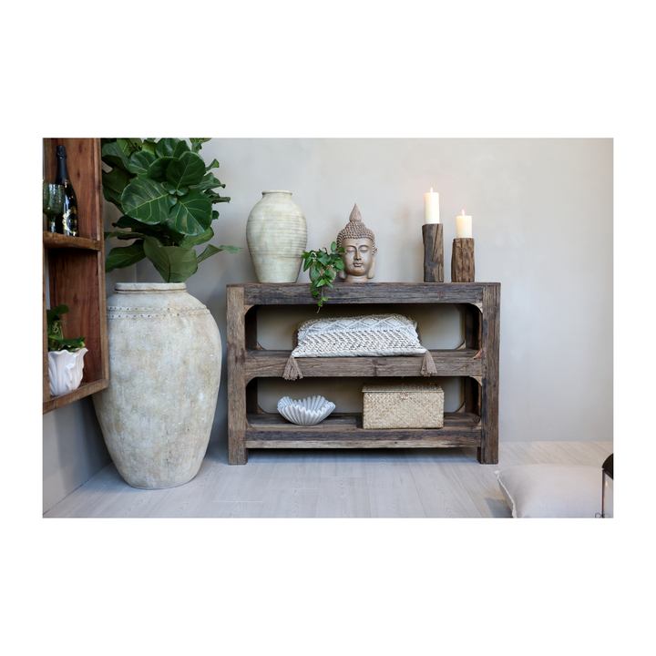 Kerzenständer Grimaud von Chic Antique auf Holzregal im skandinavischen Landhausstil dekoriert