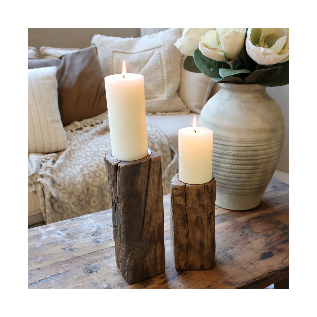 Grimaud Kerzenständer von Chic Antique aus Holz dekoriert auf Tisch mit Vase im Landhausstil