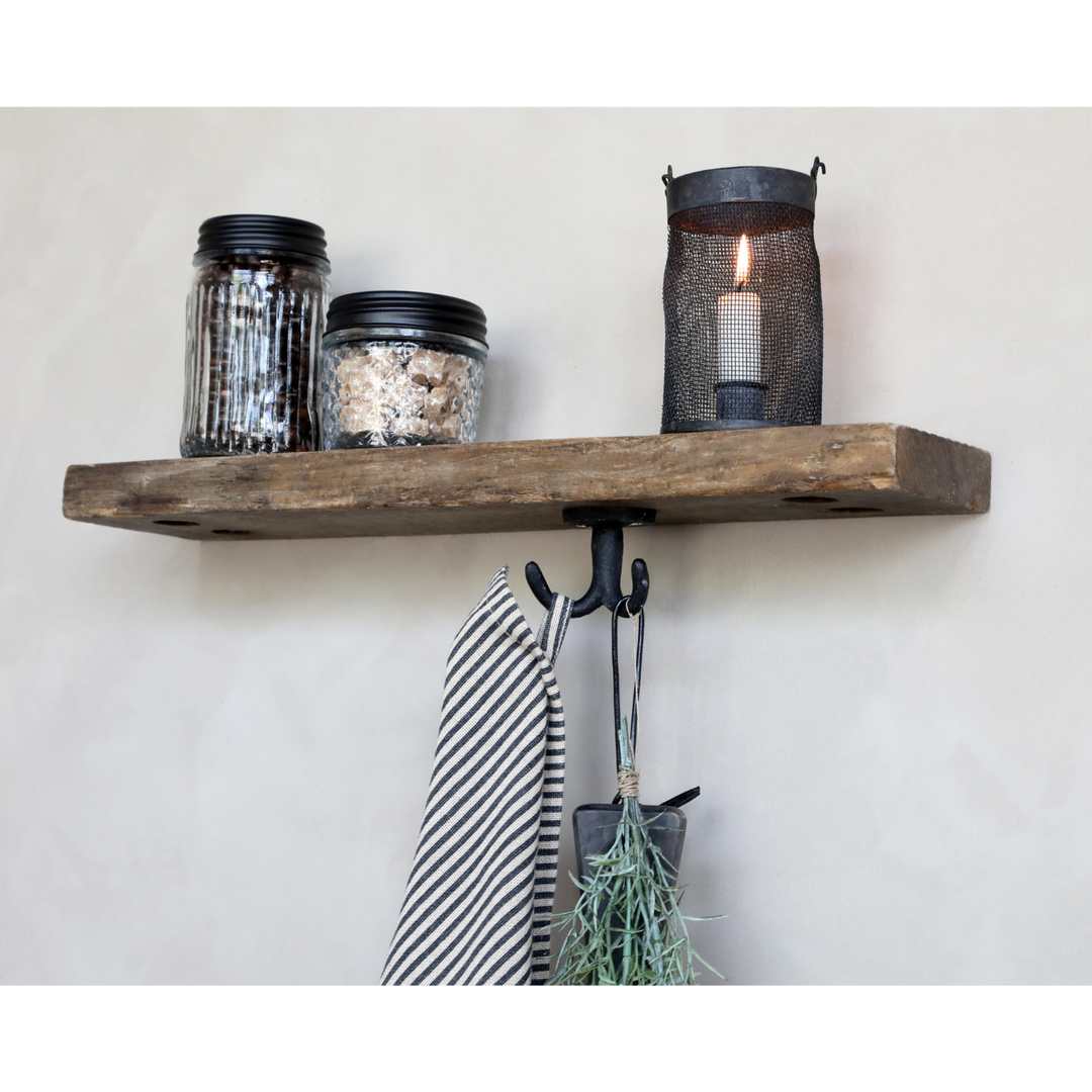 Grimaud Regalbrett von Chic Antique aus Holz als Wandregal in der Küche dekoriert mit Gläsern und Kerze