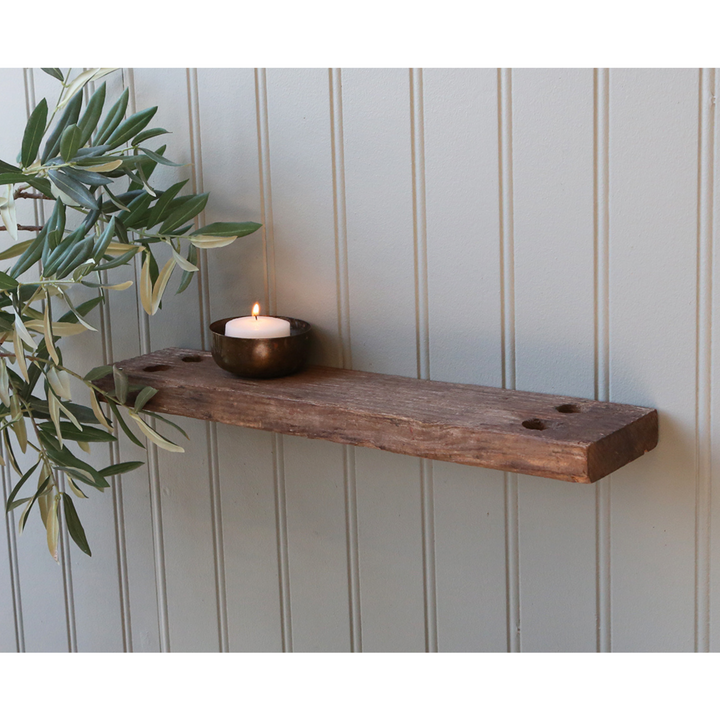 Chic Antique Grimaud Regalbrett aus Holz als Wandregal dekoriert mit Kerze und Pflanze im Landhausstil