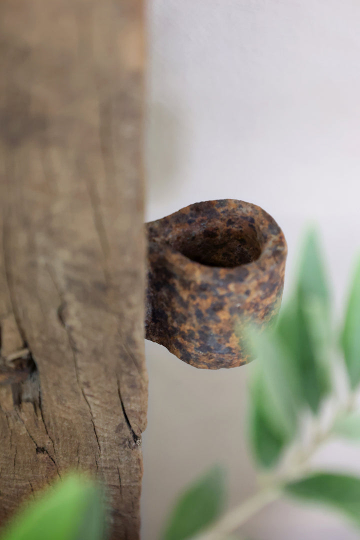 Detailaufnahme der Chic Antique Grimaud Tür mit rustikalem Eisenhalter und recyceltem Holz
