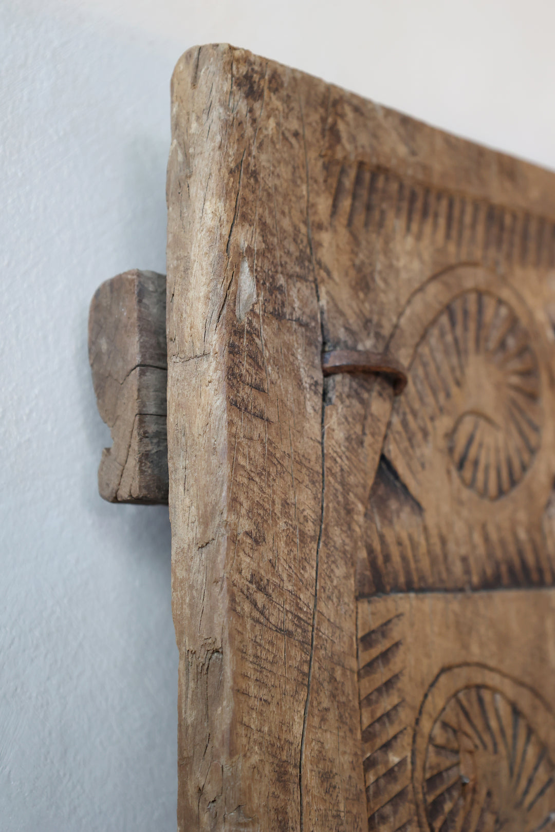 Detail der handgeschnitzten Chic Antique Grimaud Tür aus recyceltem Holz