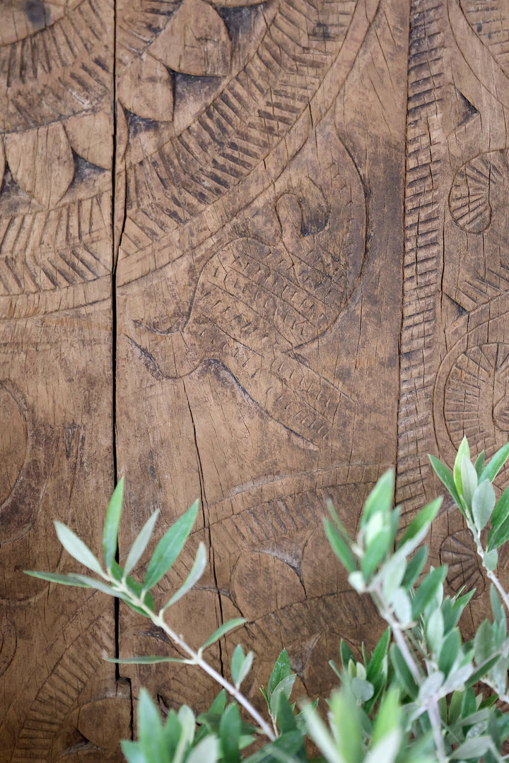 Orientalische Schnitzereien auf der Chic Antique Grimaud Tür aus altem Holz