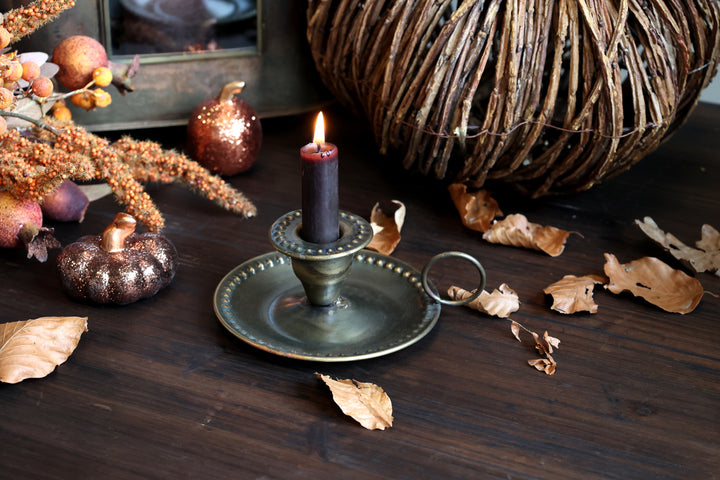Chic Antique Kammerleuchter in antique messing mit brennender Kerze und herbstlicher Landhausdekoration