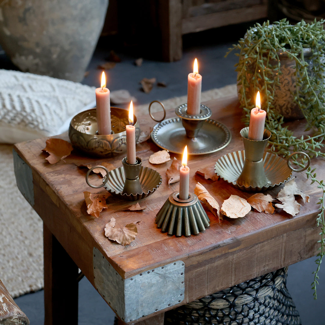 Chic Antique Kammerleuchter im Vintage Landhausstil mit Kerzen auf rustikalem Holztisch dekoriert